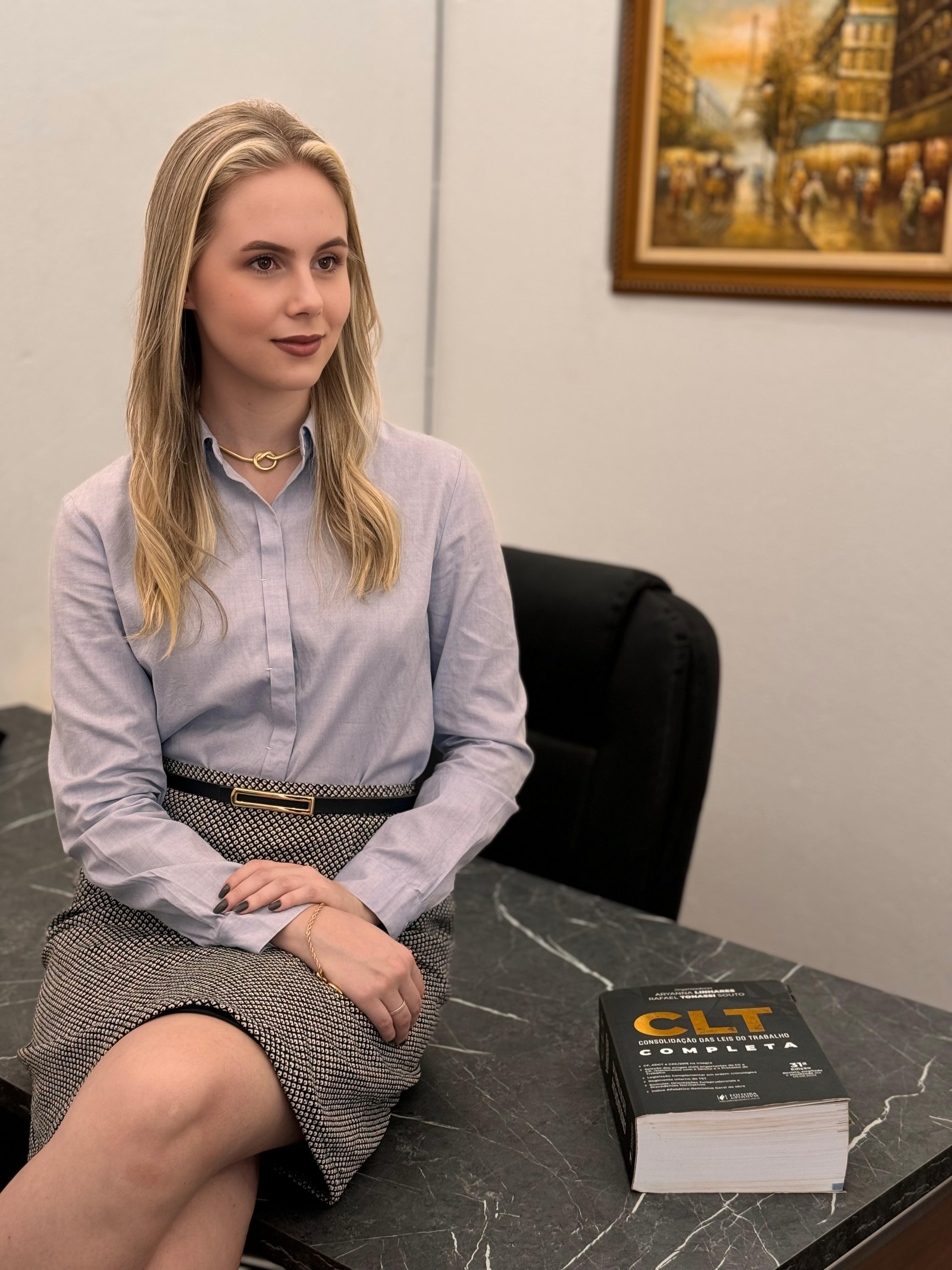 Dra. Laura Rossini em seu escritório de advocacia