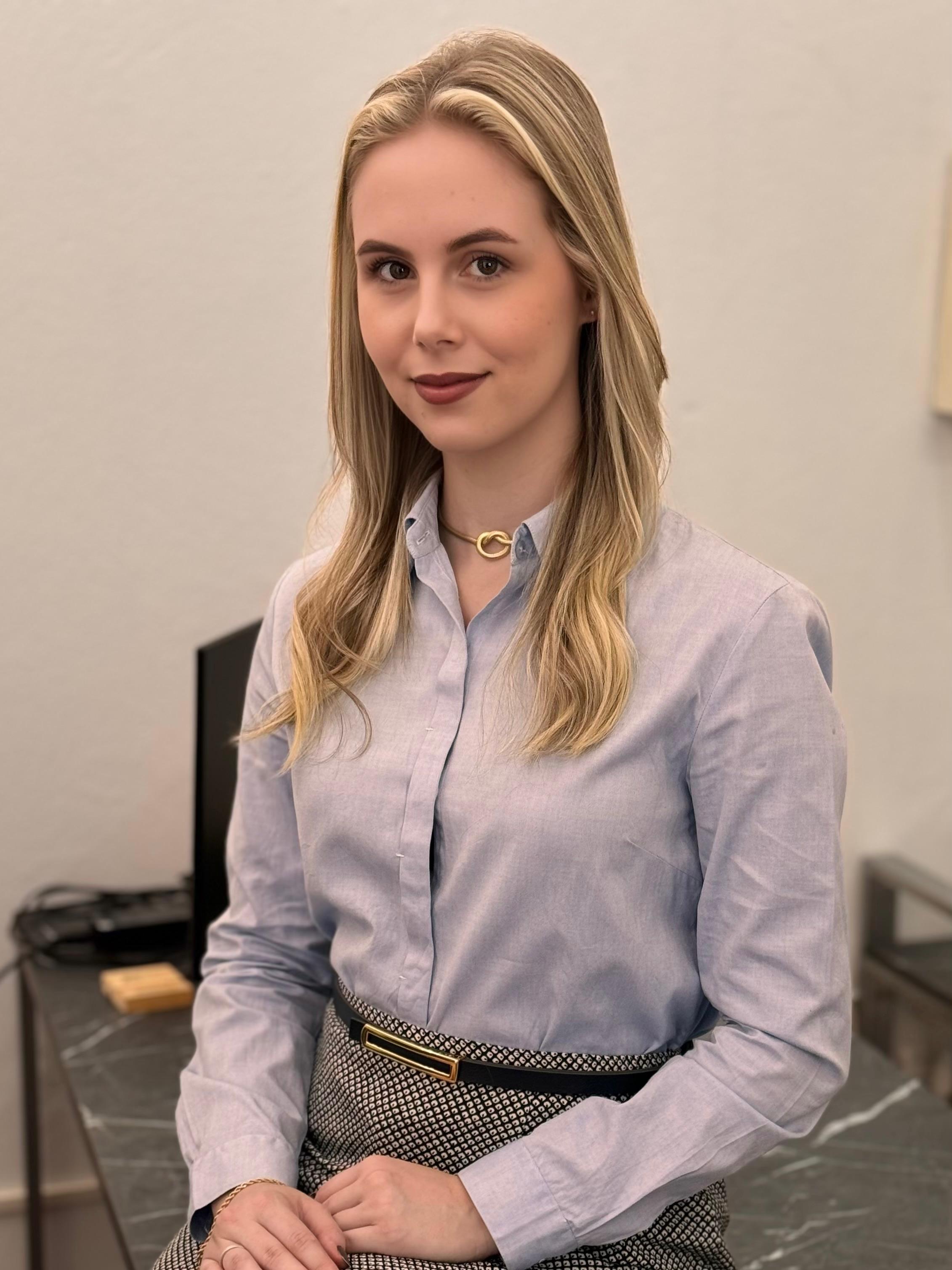 Dra. Laura Rossini - Advogada especialista em Londrina